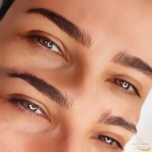 המחשה של תהליך המיקרובליידינג, מראה תקריב של מחט המפקידה פיגמנט בעור.